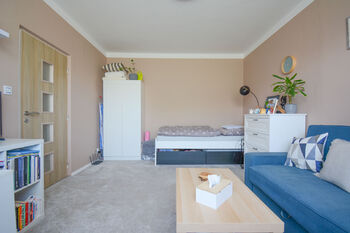 pokoj - Prodej bytu 1+1 v osobním vlastnictví 34 m², Hradec Králové