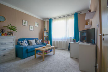 pokoj - Prodej bytu 1+1 v osobním vlastnictví 34 m², Hradec Králové