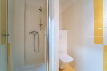 Koupelna se sprchovým koutem a WC v patře - Pronájem obchodních prostor 142 m², Kolín