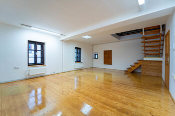Obytné prostorné patro (2. NP) - Pronájem obchodních prostor 142 m², Kolín