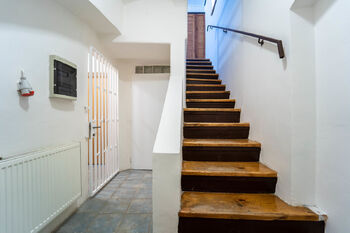 Vstup do domu a druhý vstup do přízemních prostor (1. NP) - Pronájem obchodních prostor 142 m², Kolín