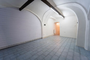 Kancelářské, obchodní nebo skladovací prostory v přízemí (1. PP) - Pronájem obchodních prostor 142 m², Kolín