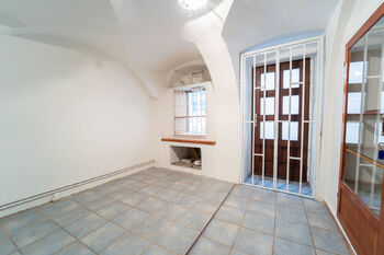 Kancelářské, obchodní nebo skladovací prostory v přízemí (1. PP) - Pronájem obchodních prostor 142 m², Kolín