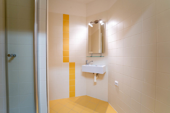 Koupelna se sprchovým koutem a WC v patře - Pronájem domu 142 m², Kolín