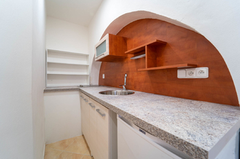 Vybavená kuchyňka v patře - Pronájem domu 142 m², Kolín