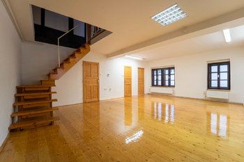 Obytné prostorné patro (2. NP) - Pronájem domu 142 m², Kolín