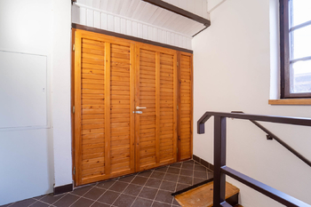 Úložné prostory v patře a schodiště (2. NP) - Pronájem domu 142 m², Kolín