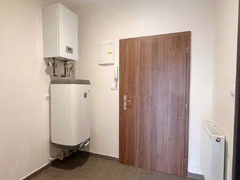 Vstupní chodba - Pronájem bytu 2+kk v osobním vlastnictví 58 m², Milovice