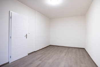 pokoj 1 - Pronájem bytu 2+1 v osobním vlastnictví 67 m², Kladno