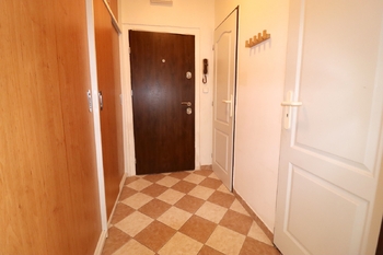 Předsíň s vestavěnou skříní - Pronájem bytu 2+kk v osobním vlastnictví 43 m², Praha 9 - Černý Most