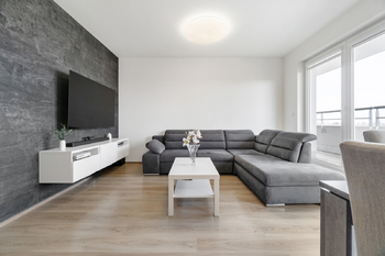 Obývací pokoj - Prodej bytu 3+kk v osobním vlastnictví 81 m², Praha 9 - Letňany