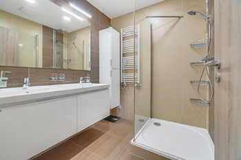 Koupelna - Prodej bytu 3+kk v osobním vlastnictví 81 m², Praha 9 - Letňany