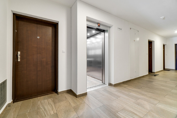 Chodba domu - Prodej bytu 3+kk v osobním vlastnictví 81 m², Praha 9 - Letňany