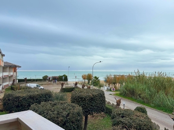 výhled z balkónu z kuchyně  - Prodej bytu 2+kk v osobním vlastnictví 53 m², Silvi