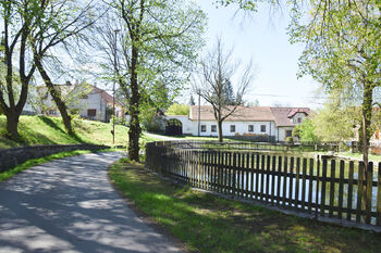 Před domem - Prodej chaty / chalupy 90 m², Manětín