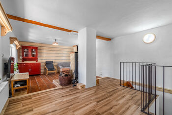 Obývací pokoj v patře - Prodej chaty / chalupy 90 m², Manětín