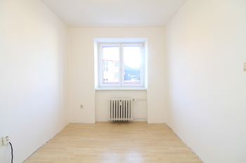 Mezonet - pokoj 2 - Prodej bytu 4+1 v osobním vlastnictví 83 m², Karlovy Vary