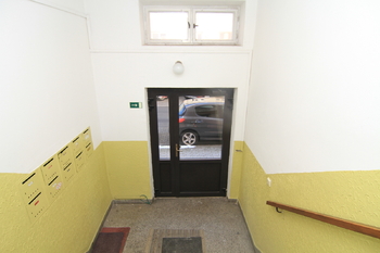 Vstupní chodba domu - Prodej bytu 4+1 v osobním vlastnictví 83 m², Karlovy Vary