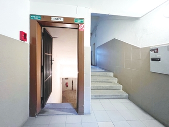 Sklepní prostory jsou taktéž po rekonstrukci - Prodej bytu 3+kk v osobním vlastnictví 96 m², Praha 7 - Holešovice