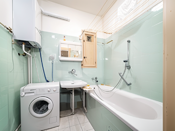 Koupelna s novým plynovým kotlem - Prodej bytu 3+kk v osobním vlastnictví 96 m², Praha 7 - Holešovice