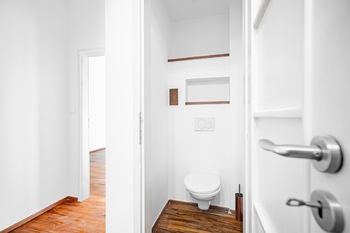 Samostatná toaleta v přízemí mezonetu - Pronájem bytu 6 a více v osobním vlastnictví 200 m², Praha 7 - Bubeneč