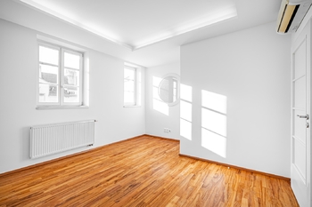 Jeden z pokojů v přízemí mezonetového bytu - Pronájem bytu 6 a více v osobním vlastnictví 200 m², Praha 7 - Bubeneč