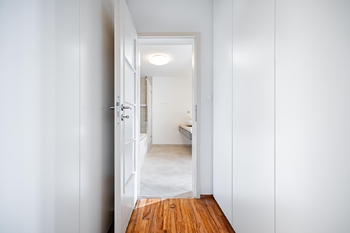 Vestavěné skříně a vstup do koupelny - Pronájem bytu 6 a více v osobním vlastnictví 200 m², Praha 7 - Bubeneč