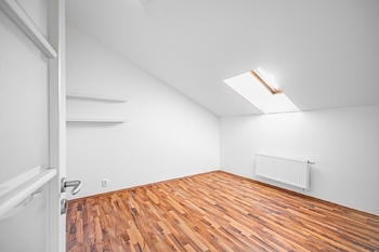 Jeden z pokojů v patře - Pronájem bytu 6 a více v osobním vlastnictví 200 m², Praha 7 - Bubeneč