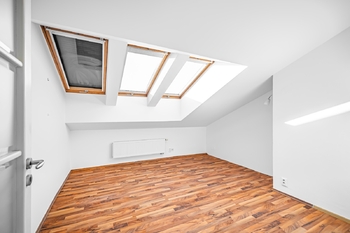 Další ložnice v patře - Pronájem bytu 6 a více v osobním vlastnictví 200 m², Praha 7 - Bubeneč