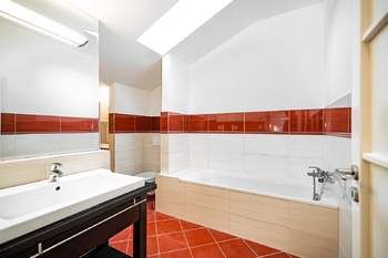Druhá koupelna s vanou v patře - Pronájem bytu 6 a více v osobním vlastnictví 200 m², Praha 7 - Bubeneč