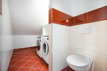 Prostor pro pračku a sušičku v koupelně - Pronájem bytu 6 a více v osobním vlastnictví 200 m², Praha 7 - Bubeneč