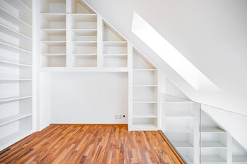 Podesta/pracovna s velkou knihovnou - Pronájem bytu 6 a více v osobním vlastnictví 200 m², Praha 7 - Bubeneč