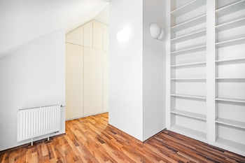 Podesta/pracovna v patře bytu - Pronájem bytu 6 a více v osobním vlastnictví 200 m², Praha 7 - Bubeneč