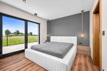 ložnice se šatnou - Prodej domu 160 m², Mladošovice