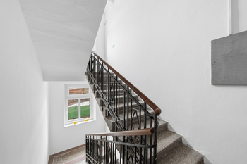 Schodiště - Prodej nájemního domu 620 m², Hronov