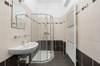 Byt 2+kk - 1.NP - Prodej nájemního domu 620 m², Hronov