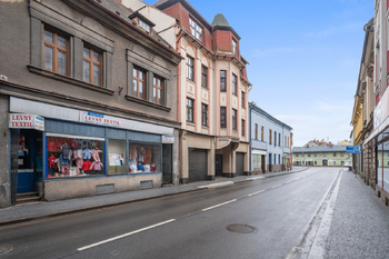 Pohled na dům z ulice - Pronájem bytu 1+1 v osobním vlastnictví 51 m², Hronov
