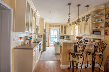 Kuchyně se vstupem do letní kryté zahrady  - Prodej domu 597 m², Tochovice