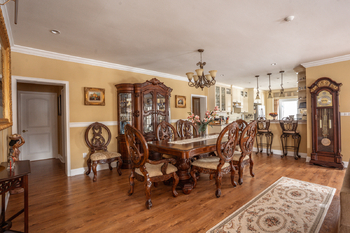 Jídelní kout se vstupem do kuchyně  - Prodej domu 597 m², Tochovice