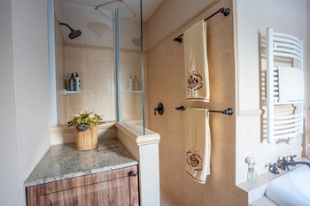 Sprchový kout v samostatné koupelně u ložnice / přízemí  - Prodej domu 597 m², Tochovice