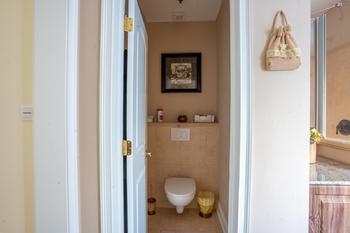 Samostatné wc u ložnice / přízemí  - Prodej domu 597 m², Tochovice