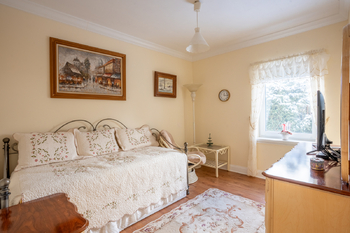 Pokoj pro hosty / přízemí  - Prodej domu 597 m², Tochovice