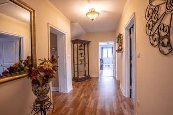 Chodba v patře domu  - Prodej domu 597 m², Tochovice