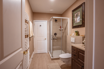 Koupelna / wc v patře domu  - Prodej domu 597 m², Tochovice