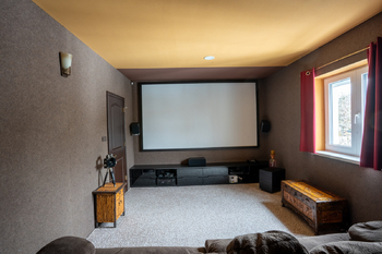 Domácí kino v patře domu  - Prodej domu 597 m², Tochovice