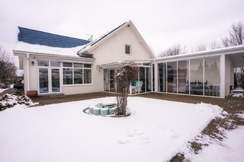 Pohled na zimní zahradu a letní zahradu s kuchyní  - Prodej domu 597 m², Tochovice