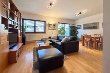 Obývací pokoj s kuchyní 1.NP - Prodej domu 320 m², Praha 4 - Modřany