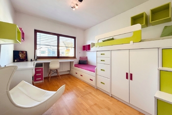 Pokoj 2.NP - Prodej domu 320 m², Praha 4 - Modřany