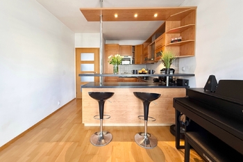 Obývací pokoj a kuchyně 2.NP - Prodej domu 320 m², Praha 4 - Modřany