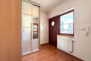 Hala vchod  - Prodej domu 320 m², Praha 4 - Modřany